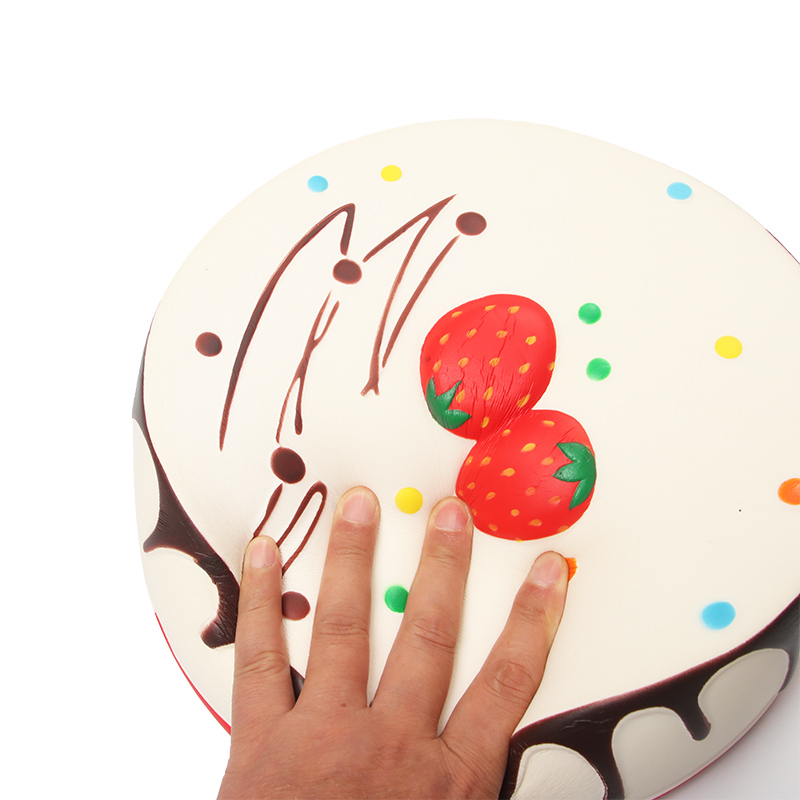 A 24cm round creamy cake