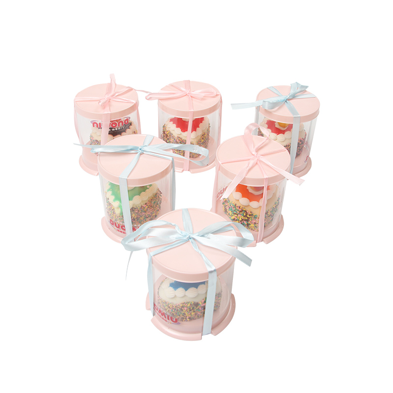 A 7cm heart-shaped cake with jam-filled fruits