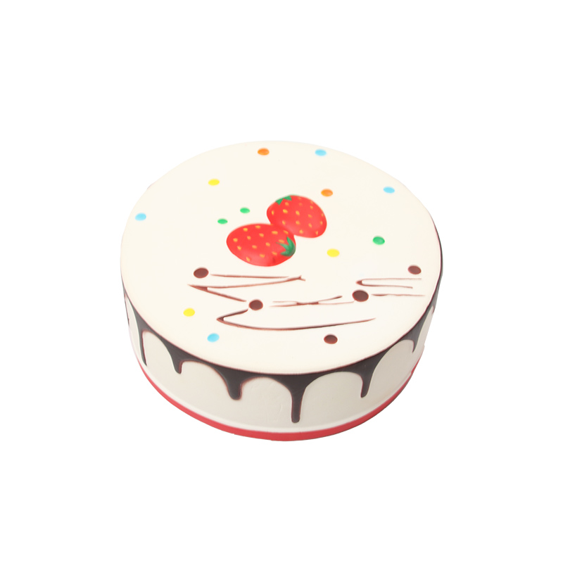 A 24cm round creamy cake