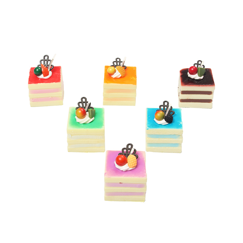 A set of a 5cm square three-layer cake – plain version